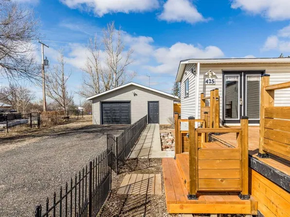 425 6th St E, Redcliff, AB T0J 2P2