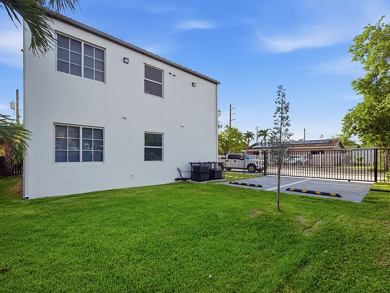 1290 NW 25th St — Photo 7