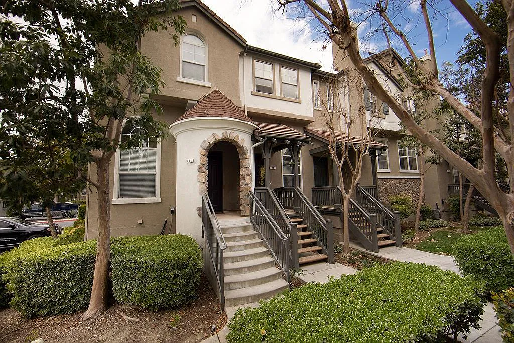 16 Benchmark Ln — Photo 1