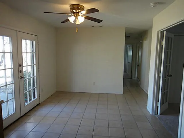 1801 Meadowcrest Dr — Photo 3