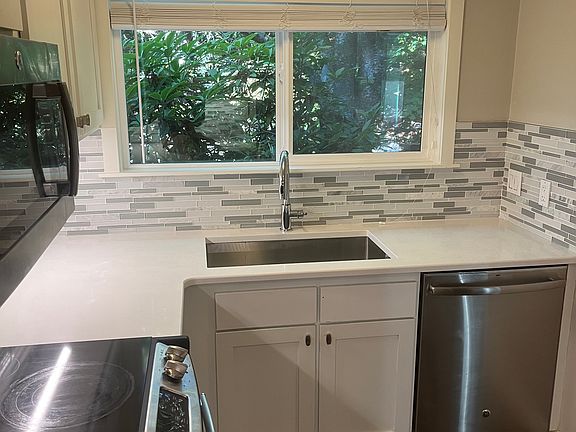 3rd image of 2293 Ridgeway Dr