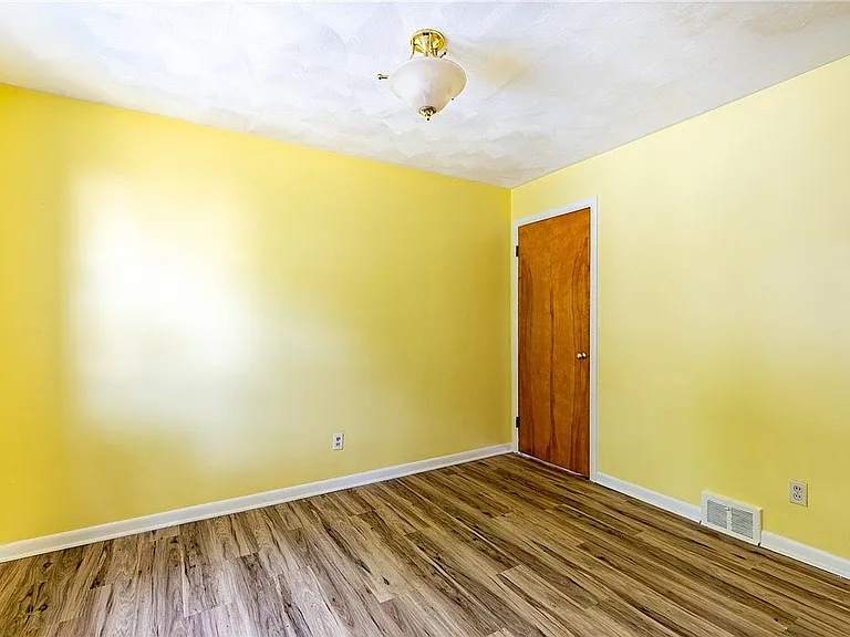138 Clark Ave — Photo 21