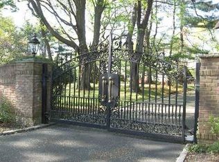 39 Store Hill Rd, Old Westbury, NY 11568