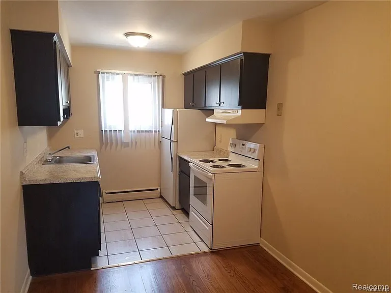 1471 W Nine Mile Rd — Photo 3