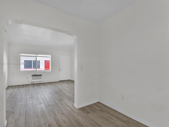4th image of 1135 Euclid Ave #202