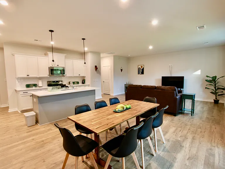 Lockwood Dr — Photo 1