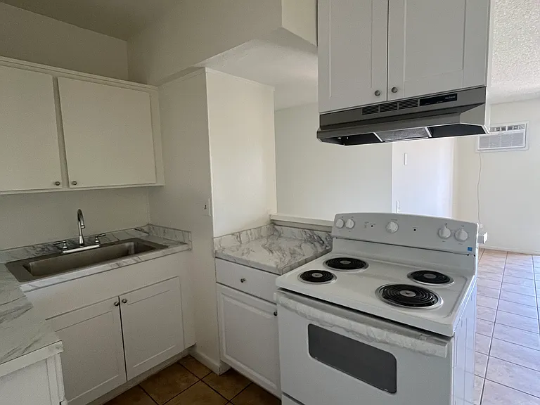 Lennox Lanai Apartments — Photo 13