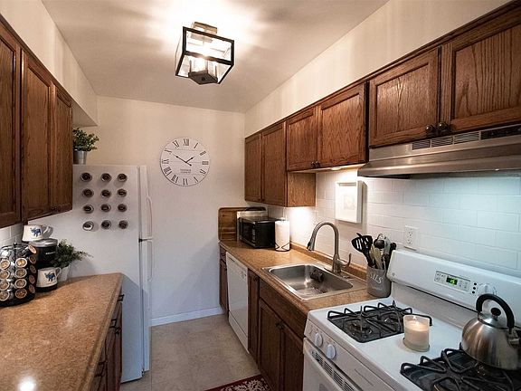5th image of 265 Lake Pointe Cir