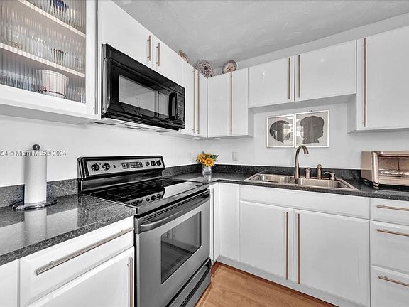 4th image of 600 NE 2nd St APT 210