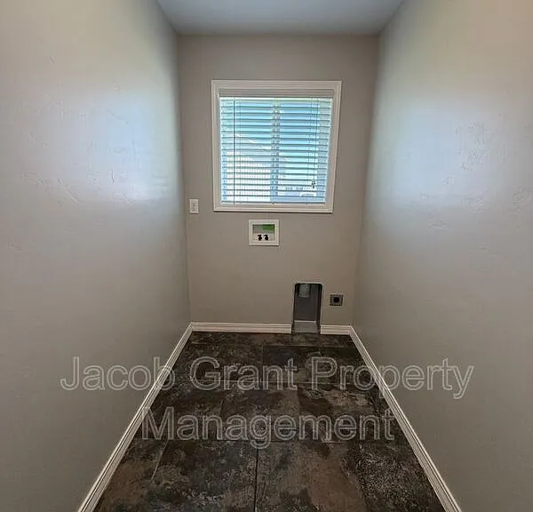 2825 N Sunlight Dr — Photo 8