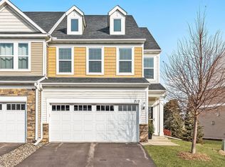 712 Maggie Way, Chanhassen, MN 55317