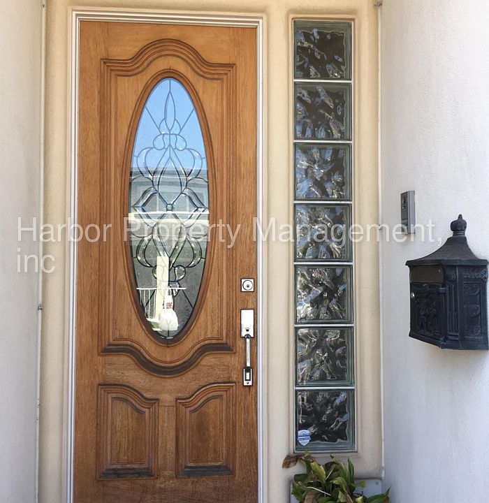 2nd image of 2303 Mackay Ln