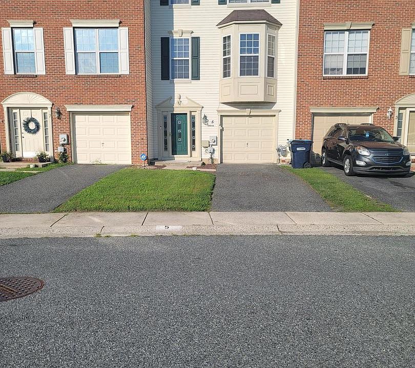 1st image of 5 Carrick Ln