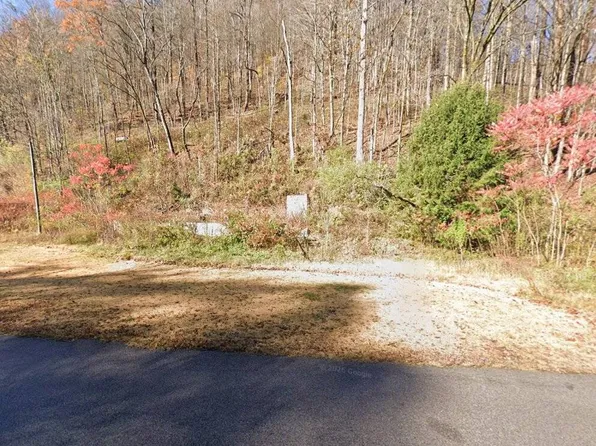 1026 Cherokee Rd, Eskdale, WV 25075