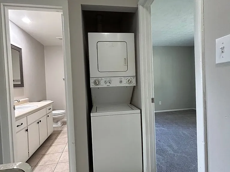 Fairview Court Apartments — Photo 37