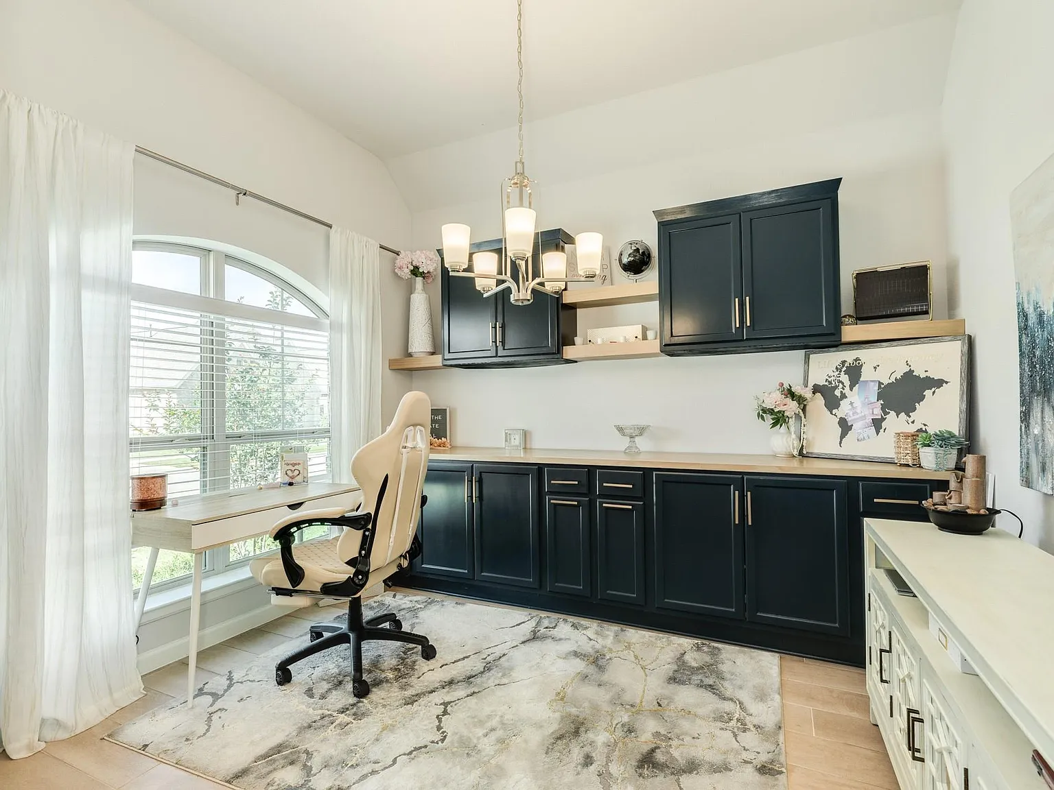 3 bed, 2.0 bath, 1701 sqft, $2,600 — Photo 4