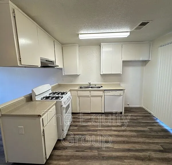 10931 Thompson Dr — Photo 4