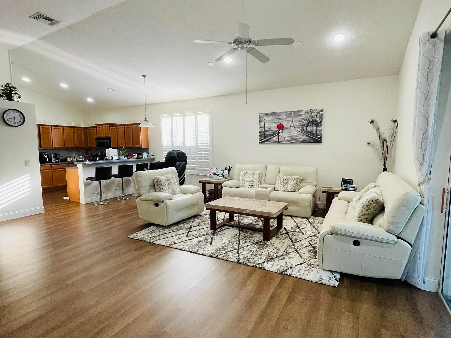 4 bed, 2551 sqft, $2,950 — Photo 2