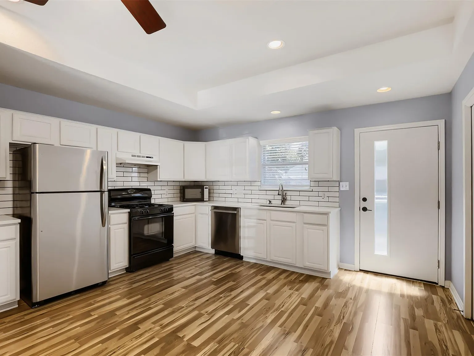 2 bed, 1.0 bath, 850 sqft, $2,500 — Photo 3