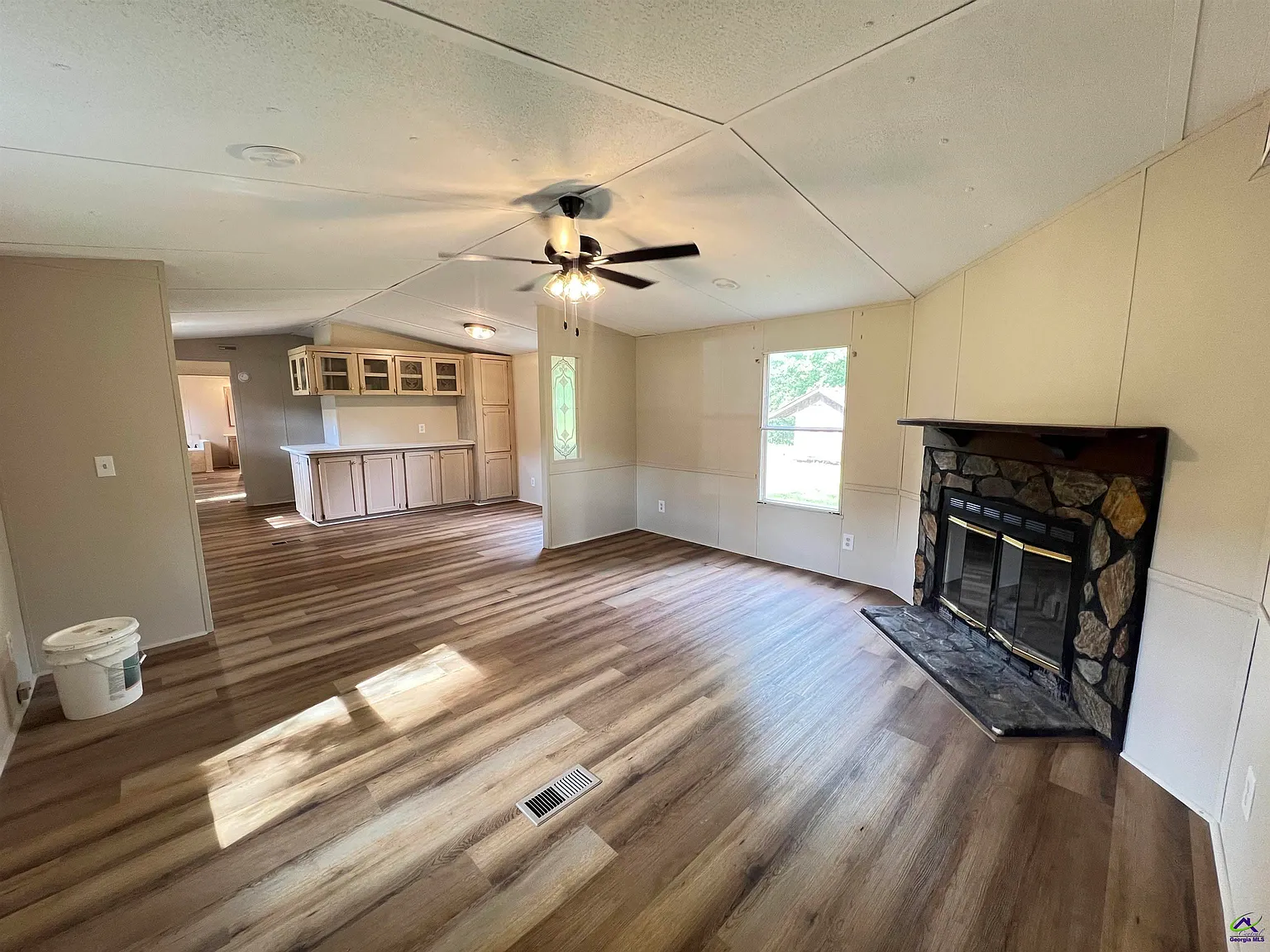 3 bed, 2.0 bath, 1216 sqft, $1,300 — Photo 3