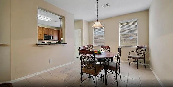3 bed, 2316 sqft, $2,190 — Photo 2