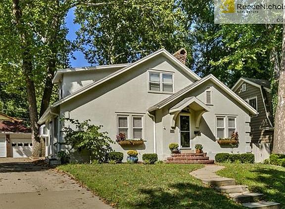 2nd image of 102 E 66th St