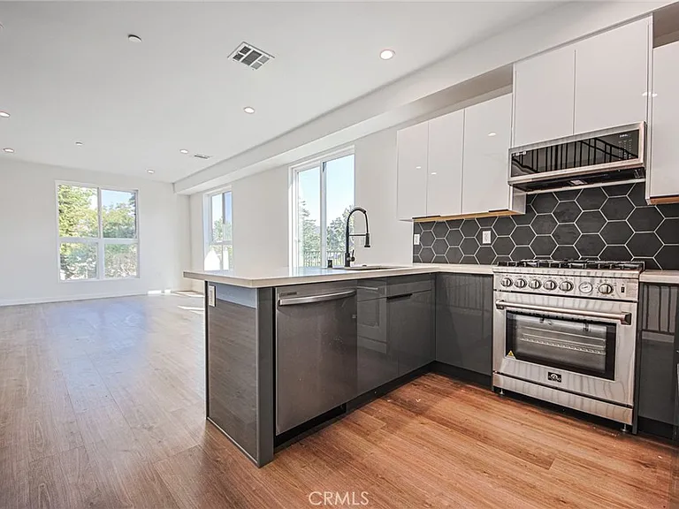 10719 Addison St — Photo 15