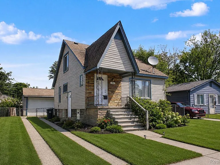 1301 E Muir Ave — Photo 1