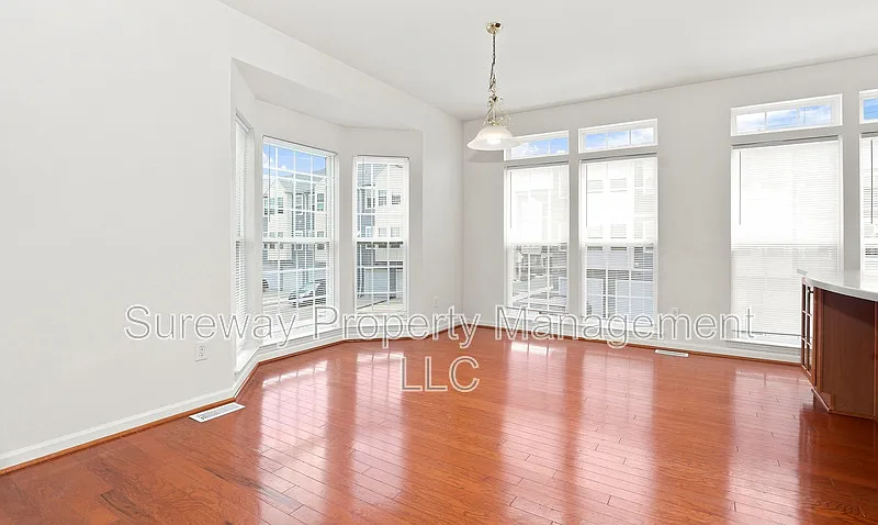 3 bed, 2.5 bath, 2102 sqft, $3,300 — Photo 3