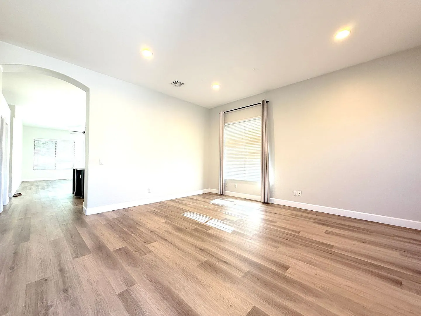 Discover your Chandler Dream home! - 3b 2ba + Den! — Photo 4