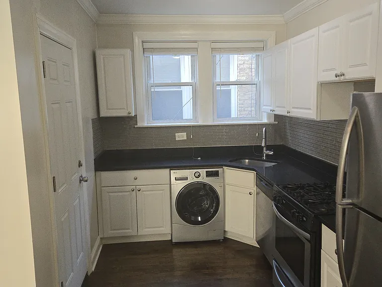 3819 N Greenview Ave #2 — Photo 2