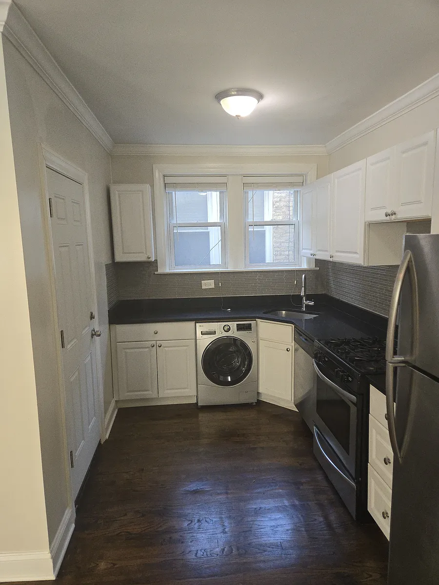 Building Photo - 3819 N Greenview Ave #2