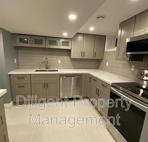 369 Applegrove Ave #LOWER — Photo 1