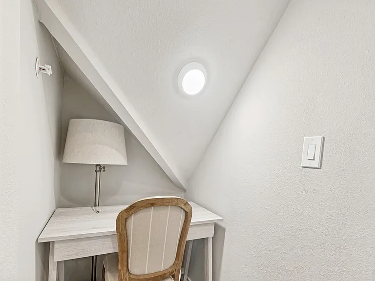 4556 Belclaire Ave — Photo 61
