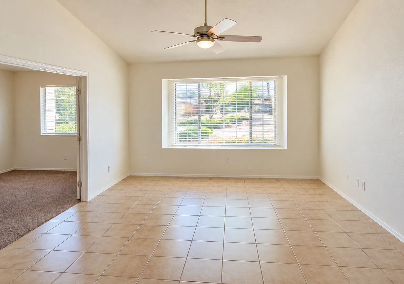 Beautifully Updated 2 Bedroom + Den Townhome in Chandler! — Photo 3