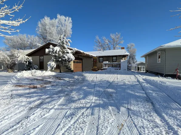 512 3rd St NE, Watford City, ND 58854