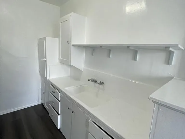 138 S Berendo St — Photo 14