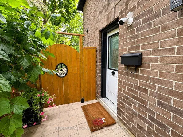 318 Andrew St #Basement, Newmarket, ON L3Y 1H3