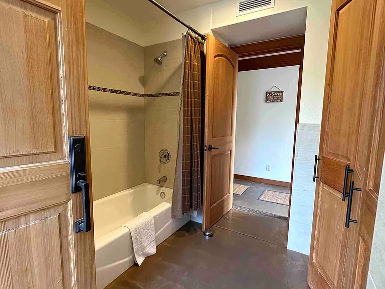 1843 NE Virginia Ct — Photo 17