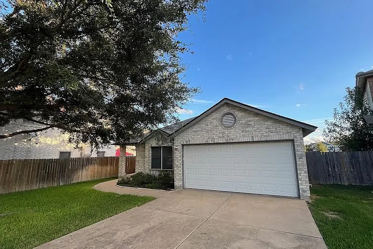 1109 Dexford Dr — Photo 2