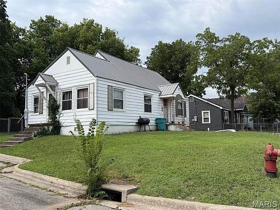 2nd image of 685 W 2nd St