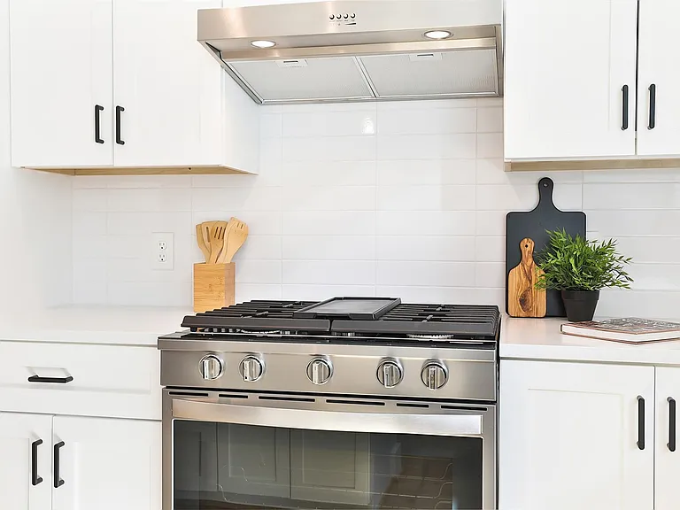 1020 W 15th 1/2 St #B — Photo 11