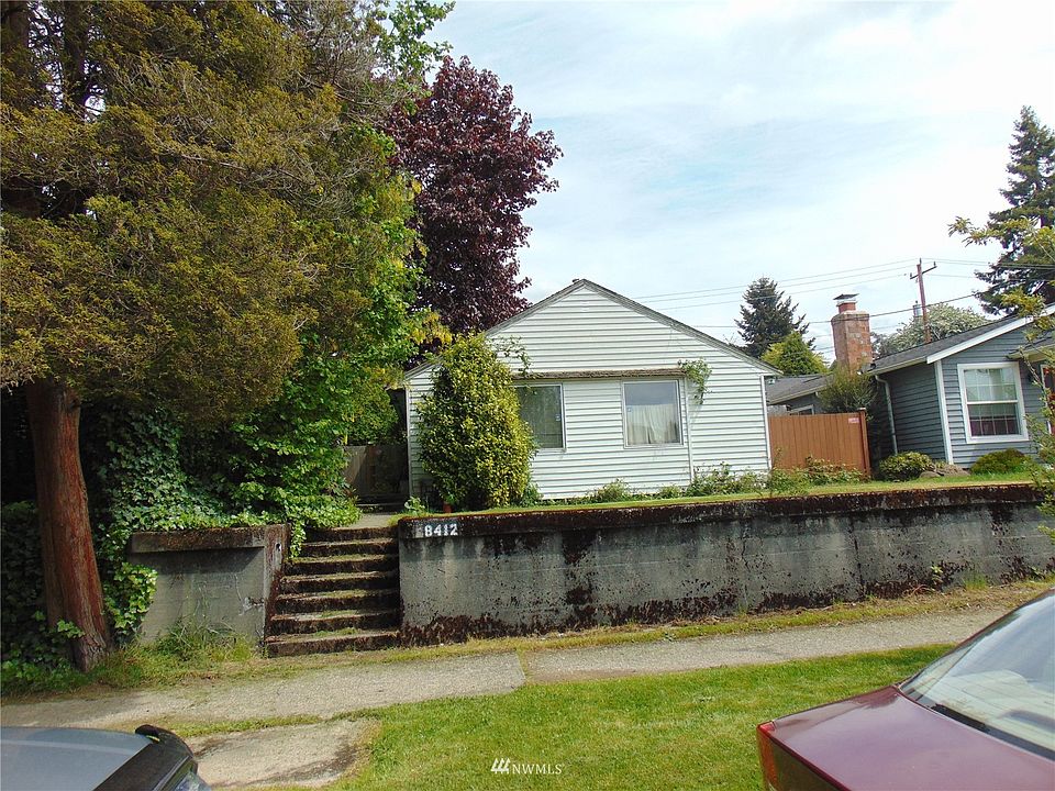 Great Location Front of home. Nice opportunity... 