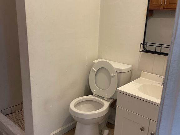 5th image of 410 Earl St #1