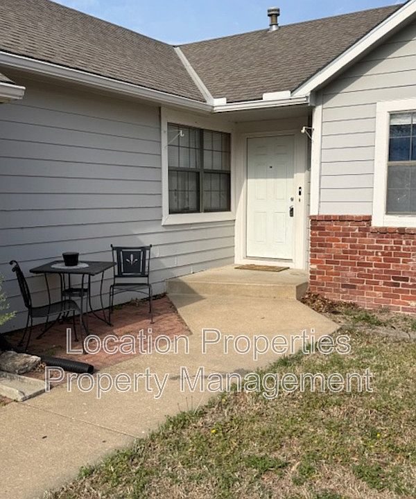 2nd image of 934 Alma Dr #1