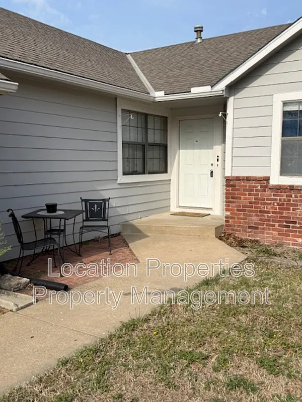 Building Photo - 934 Alma Dr #1