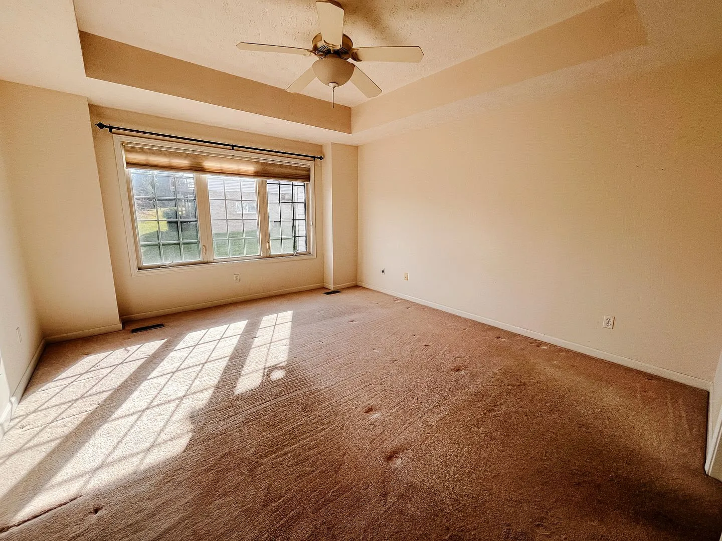 Renovated 3 Bedroom, 3 Bath Townhouse with 2-car garage and views! — Photo 4
