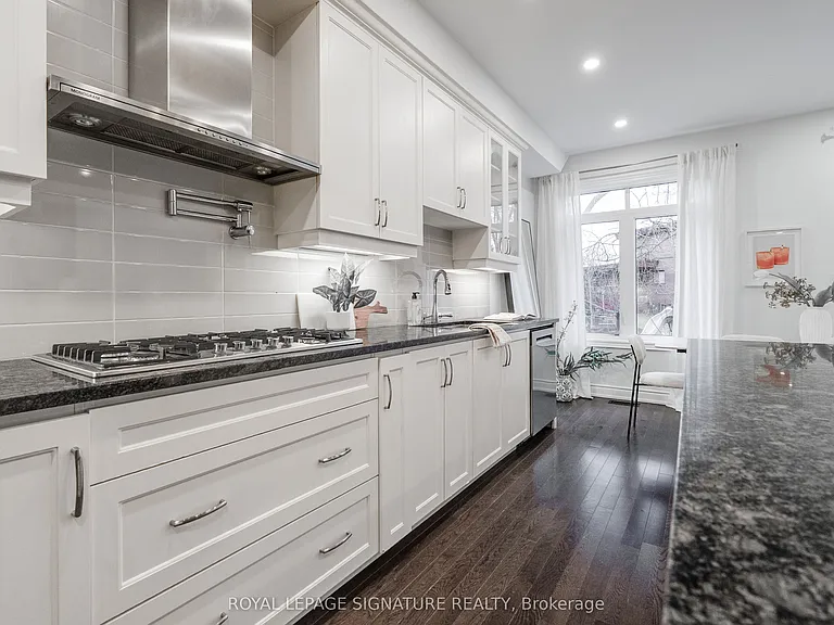 14 Queen Mary Ct — Photo 4