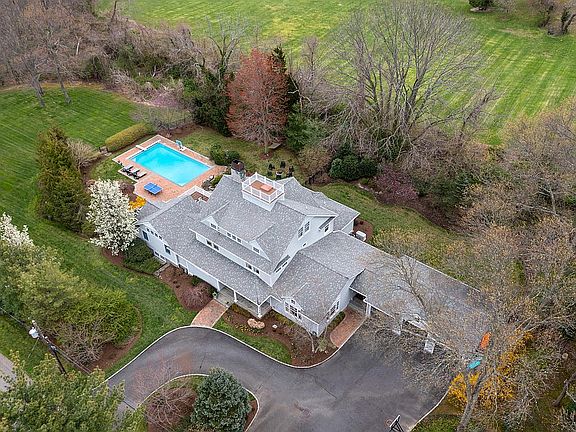 3rd image of 16 Abbington Dr