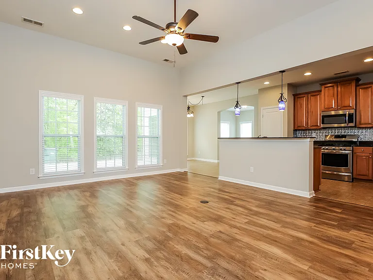 242 Mayfield Dr — Photo 3